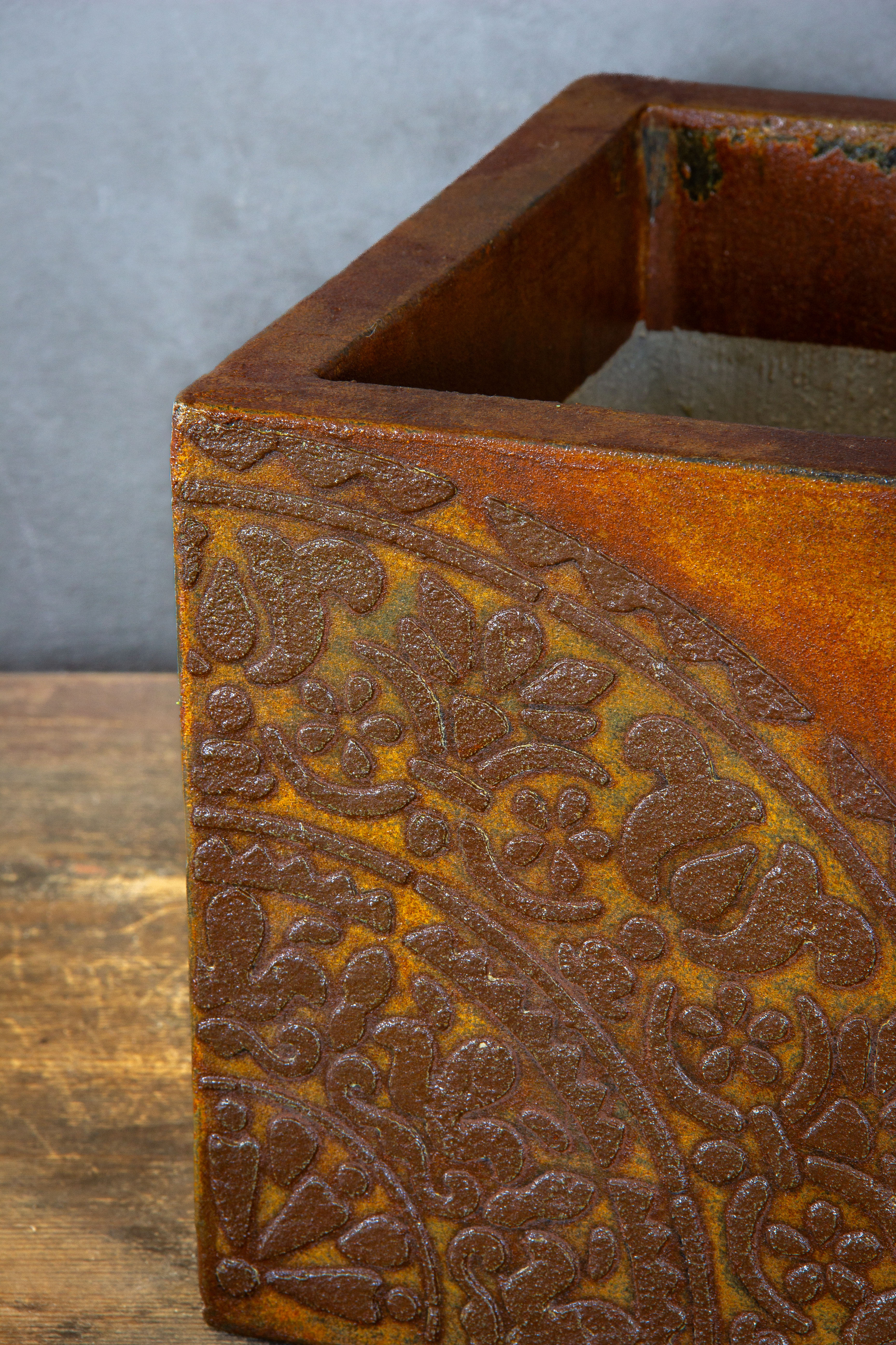 Rustykalna osłonka z ornamentowym motywem, wykonana ręcznie, wykończona w efekcie kortenu